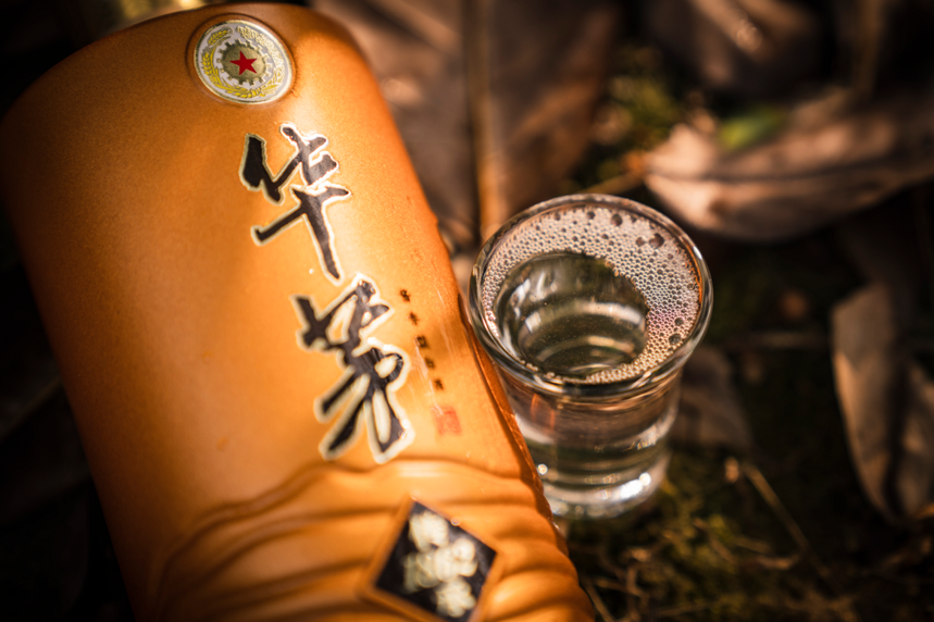 白酒中出现白色絮状物还能喝吗?先别急着扔