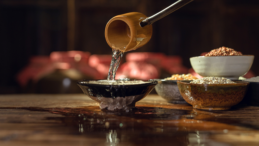 白酒应该“热着喝”还是“凉着喝”?区别很大,弄懂再喝好处多!